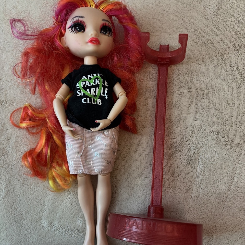 Rainbow High Twin Laurel De'Vious Doll with Stand
